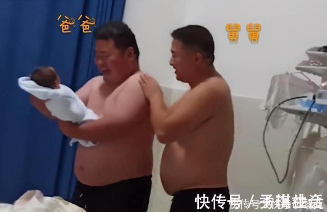 宝宝|宝宝出生,爸爸和舅舅抢着抱,笑不拢嘴的样子,引网友哈哈大笑