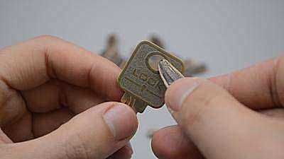 缝隙处|家里的旧钥匙一把也别扔，放在家里有大用处，用途花钱都买不到