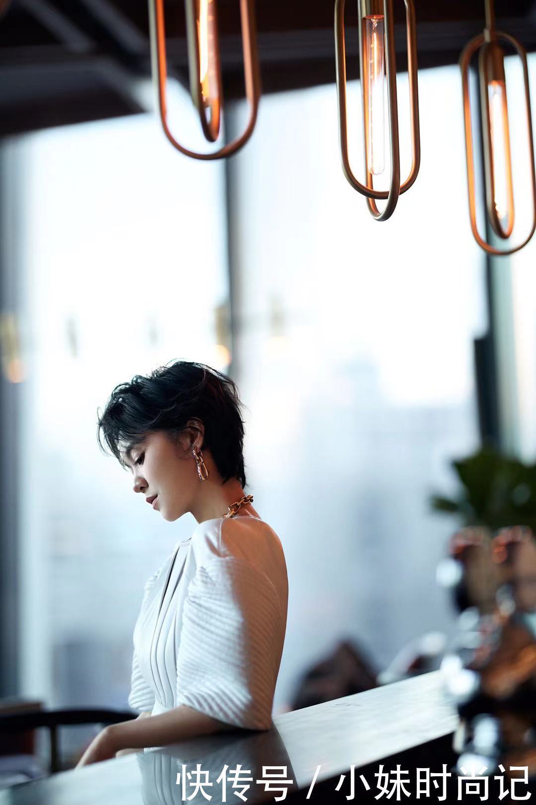 又被郁可唯的穿搭给迷到了,白色系连衣裙版型超正,谁穿都能起范