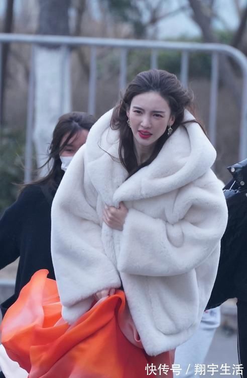 为爱尖叫晚会明星零下6度走红毯,女主持人