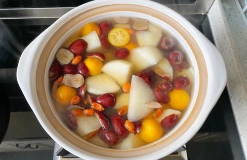 冬季，給家人做上一碗這樣的甜湯，潤肺止咳，價錢低廉