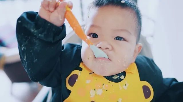 咀嚼|什么时候给宝宝添加固体食物这些细节要注意,尤其是咀嚼能力