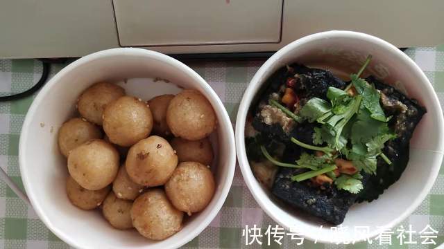 张艺兴点了60份外卖给娱记,自己吃臭豆腐还得报账要发票