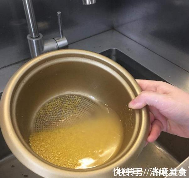 小米粥安神养胃，但熬对了才行，熬粥时要牢记这2点