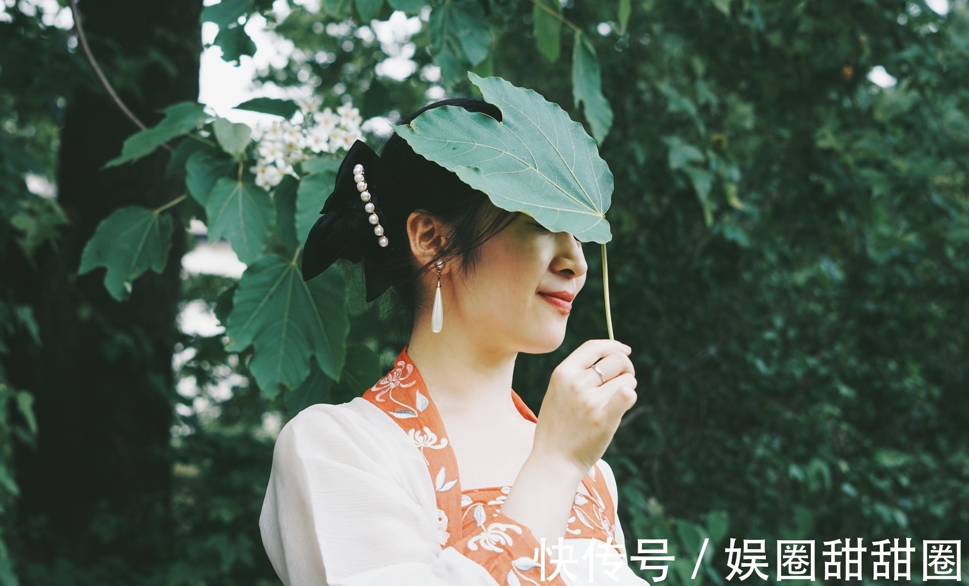 凉凉|五言格律:一卷丹青列,满怀诗趣融。行行皆擢秀,平仄润秋风