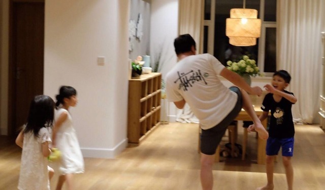 晒晒孙楠住的豪宅，全屋铺着实木地板，面积大得像个迷宫