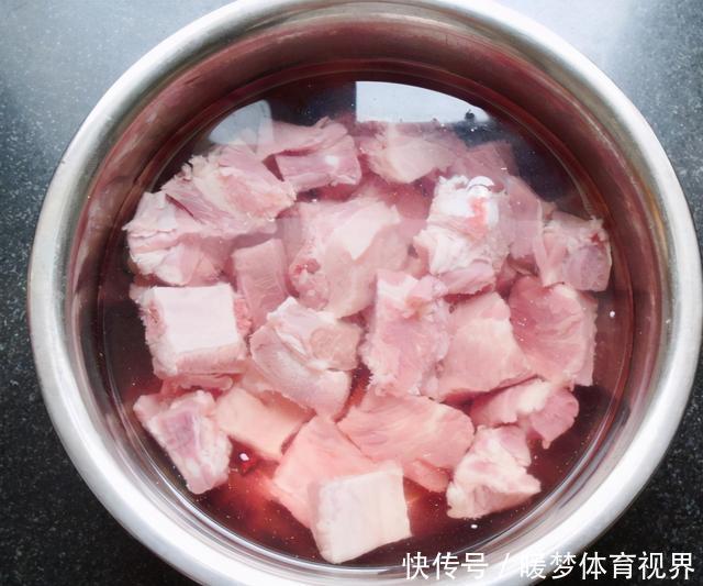 排骨焯水后又腥又柴?看完大厨的正确操作,才知自己用错“水”了