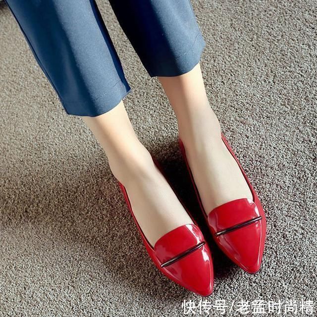 尖头 鞋子还是尖头高跟鞋穿起更有女王气质,完美的修饰脚形显脚白