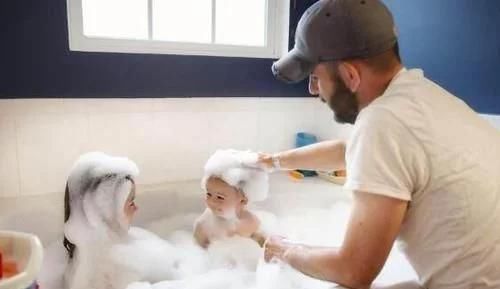 脚丫|“慌张爸爸”走红，醒来后摸脚丫、探鼻息，宝妈调侃娃还活着呢