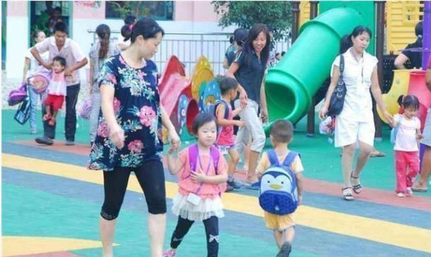 老师|孩子总是破衣烂衫,老师以为家庭“困难”,结果发现爸爸一身名牌