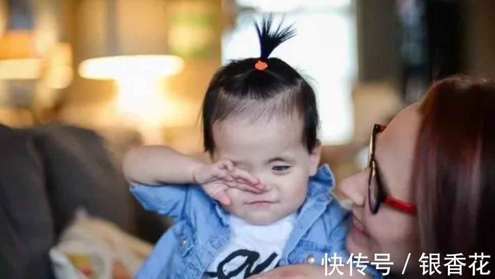 美国|女孩天生“蓝眼睛”被抛弃,美国夫妻远渡重洋领养,改变她的人生