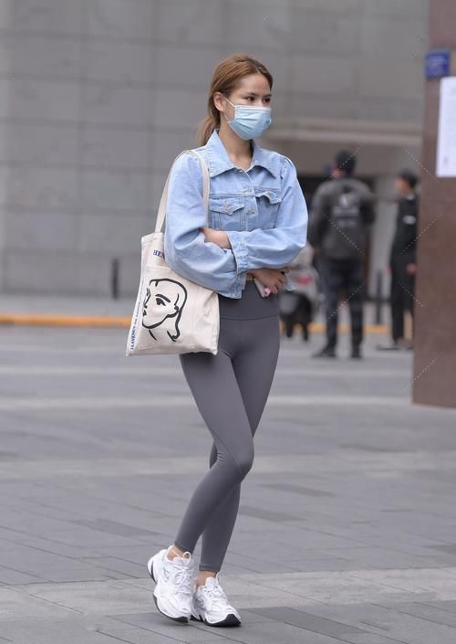 想要美出新感觉很简单，穿搭带点运动风，减龄又亮眼