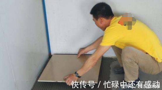 水泥|为什么泥工都不用水泥贴瓷砖了都流行用这种材料代替,太聪明了
