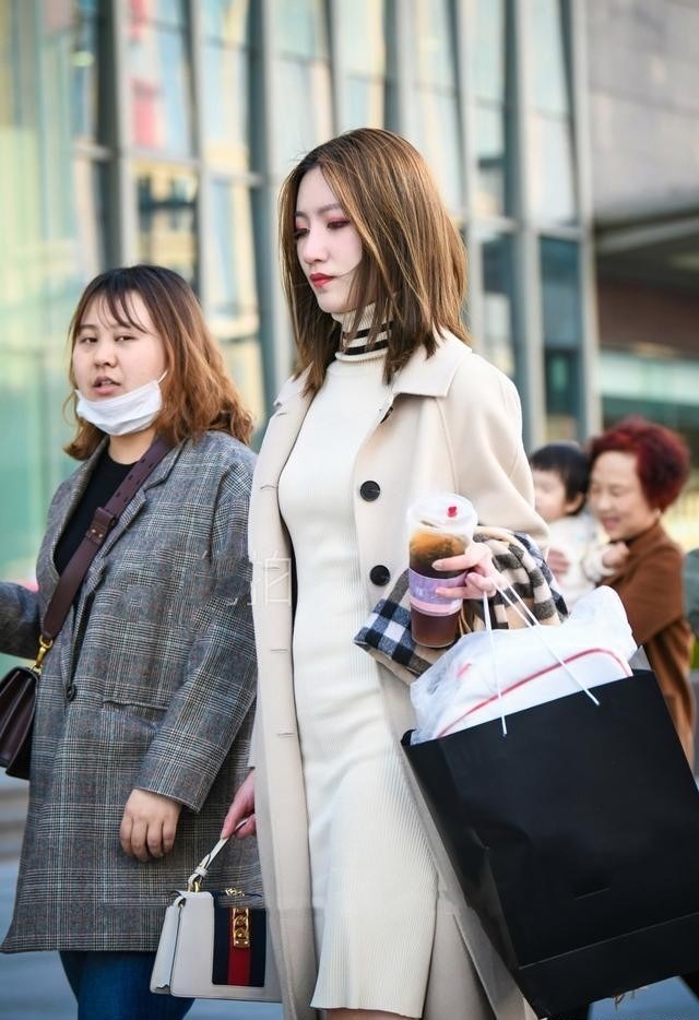 韩系 小姐姐穿米白色长款风衣,搭配高领连衣裙,简单优雅又知性