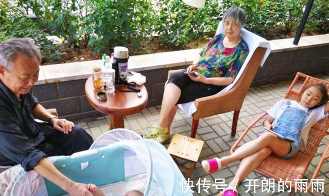 带娃|“上班式带娃”成新潮流,孩子有人照看,老人和子女也相互不打扰