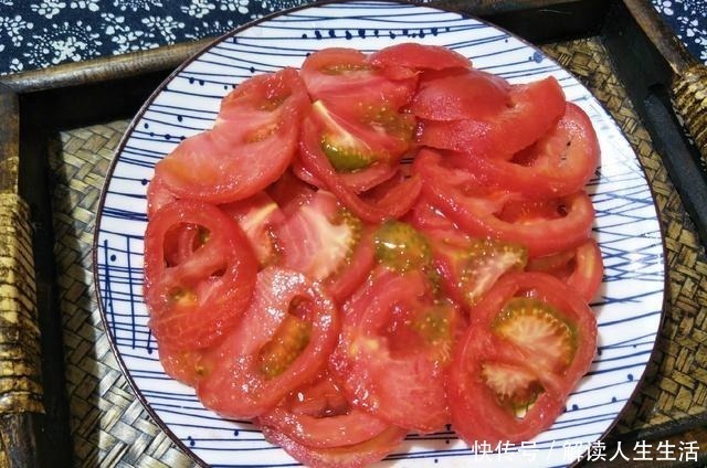 西红柿|凉拌西红柿,只知道放糖就错了,难怪西红柿不出汤,大厨这样做