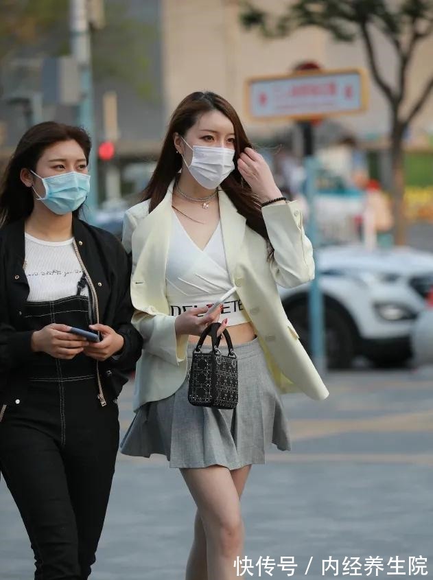 小姐姐 米白色休闲西装,搭配浅灰色百褶半身裙,穿出优雅女生的风格!