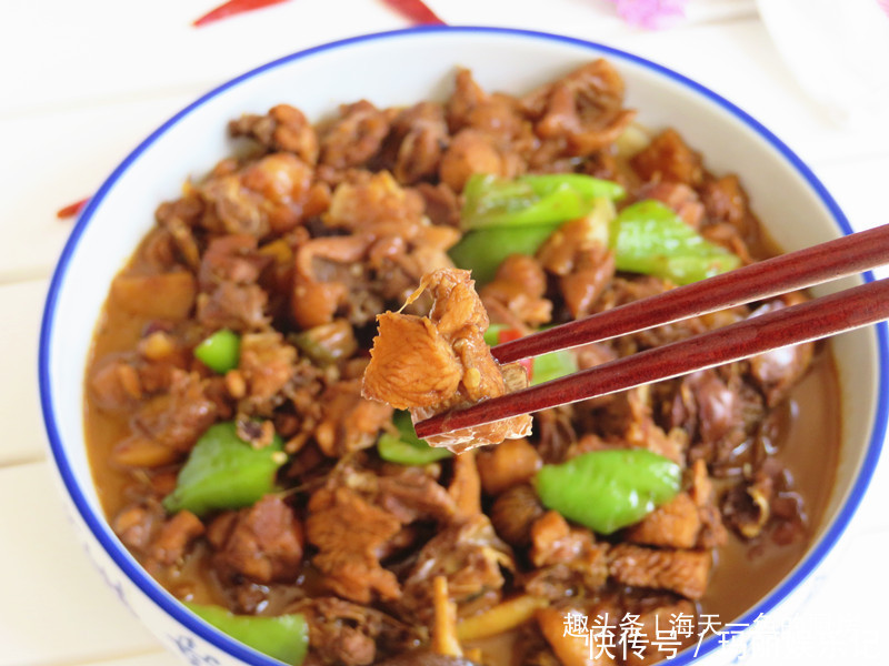 炖鸡|回农村老家,公公用柴火炖鸡,味道确实很香,一大盆没够吃!