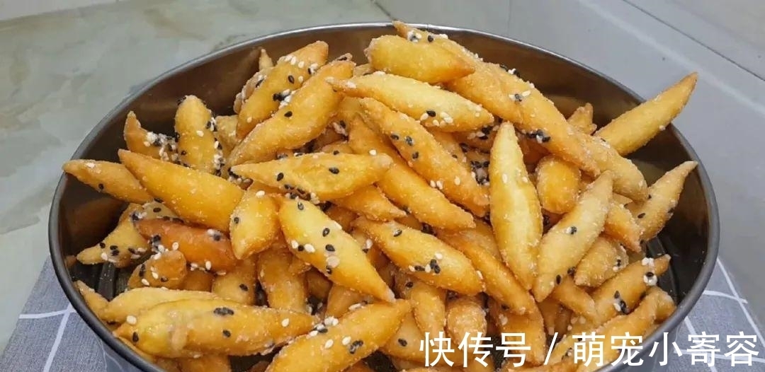 麻花|面粉别炸油条了，撒2把芝麻，外皮焦脆又香甜，比油条麻花好吃