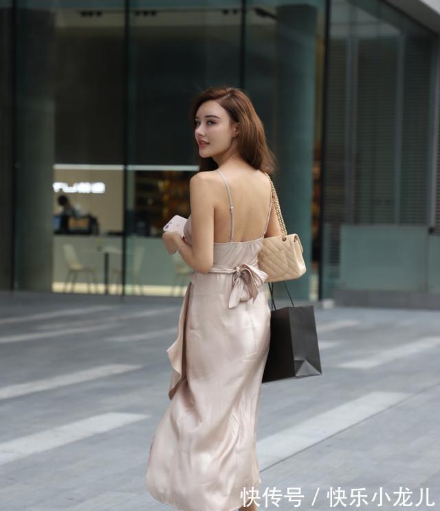 姑娘们 连衣裙的穿搭不挑人,展现高挑显瘦身材,耐看又精致