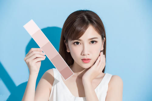 要想皮肤好，防晒要跟上，遮阳伞墨镜必不可少