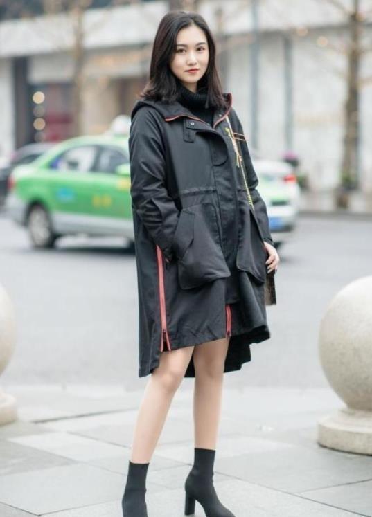 风姿绰约|街拍风姿绰约的白色装美女,身材高挑,彰显十足女性魅力