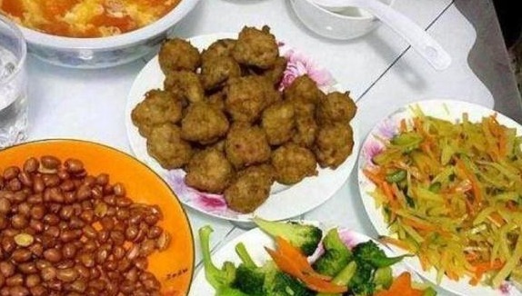 婆婆|婆婆承包一日三餐,把饭菜发到朋友圈,同事别人的婆婆