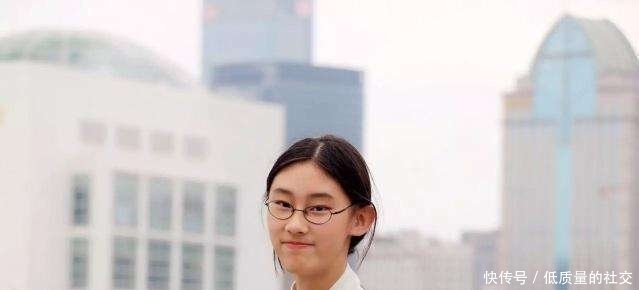 康震:武亦姝不怎么笑,深沉地看着你,过一会徐徐地吐出一句诗来