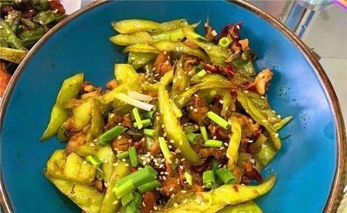 老公请同事来家里吃饭,我下厨做一桌菜,上桌却说我精明过头了