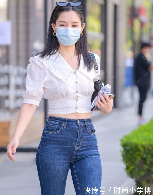 造型|一条经典蓝色的牛仔裤,整个造型也因此显得更具靓丽感