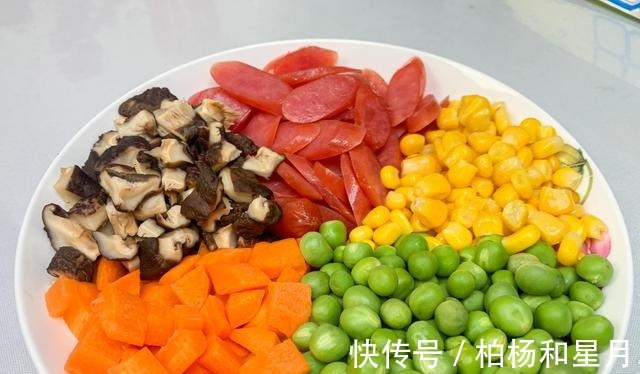 早饭吃米饭和鸡蛋吃腻了来一碗五彩焖饭,美味无比,营养丰富!