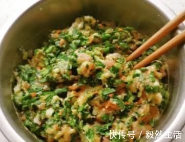 肉馅|调肉馅，大厨教你“1盐2水3油”，鲜嫩美味又多汁儿，好吃不腥