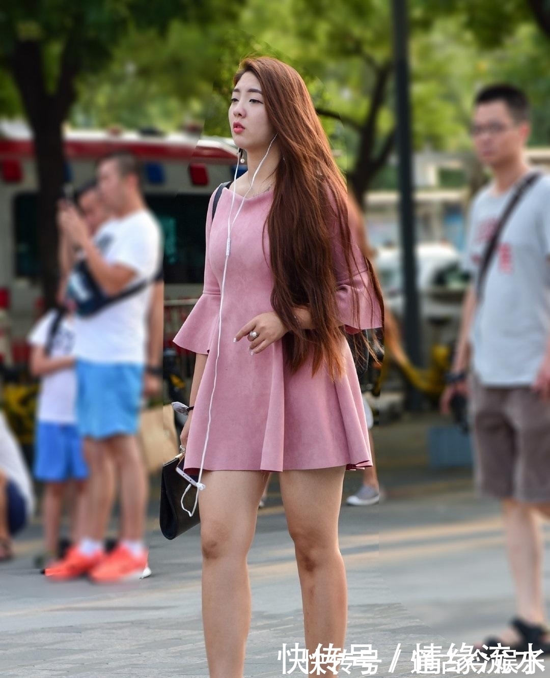 性感|性感辣妈走路带风,裙子穿出傲人魅力!