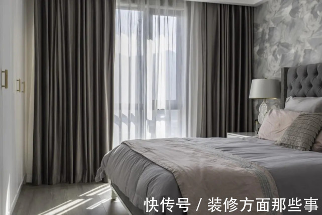 黑白|180平现代风三居室,黑白配的斑马纹茶几是客厅的亮眼的存在