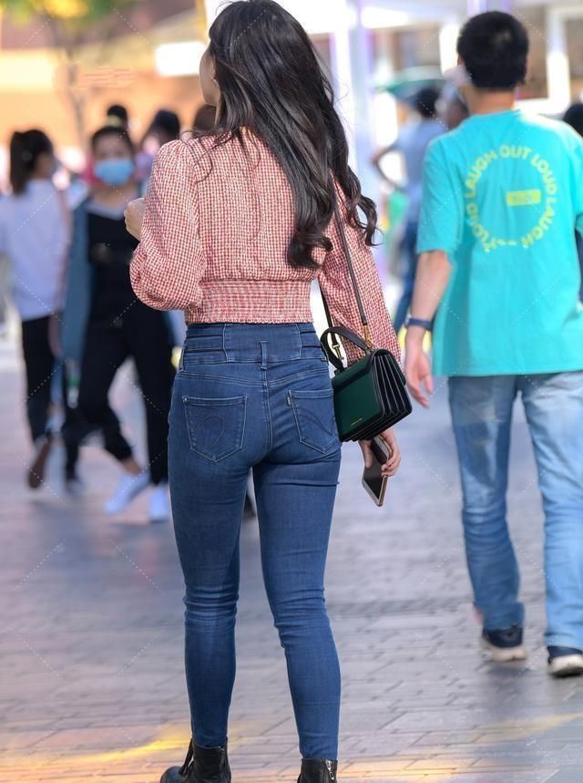 设计风格独特的瑜伽裤，让体型偏瘦的你圆润一些，微胖穿也很美