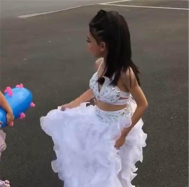 风头|新娘请6岁小女孩当伴娘,可女孩化妆后太漂亮,抢了新娘的风头