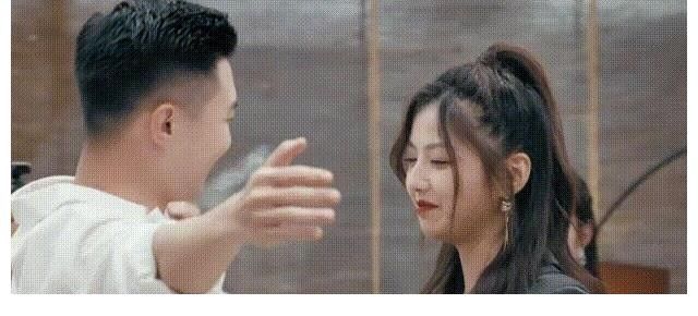 《我們戀愛吧3》阿霜遭網(wǎng)暴后，回懟網(wǎng)友：請給自己家人積點(diǎn)德吧