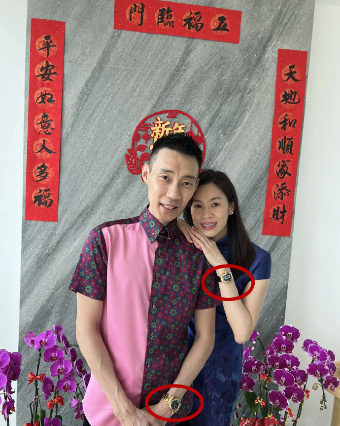 羽毛球|李宗伟拜年瘦脱相!39岁妻子美艳戴2000万手表,一家住皇宫附近