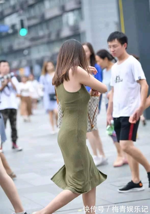 小妹妹 绿针织吊颈包臀礼服,气质惊艳,尽显妩媚风情!