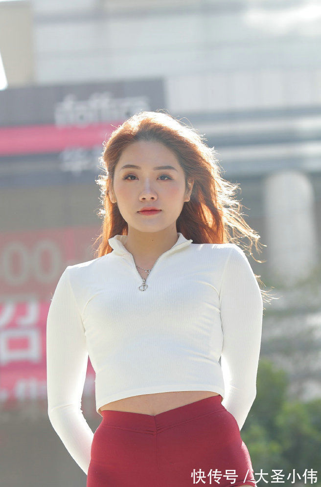 街拍|美女街拍:灰色的修身背心搭配黑白的条纹半裙,秋日这样穿真的清爽