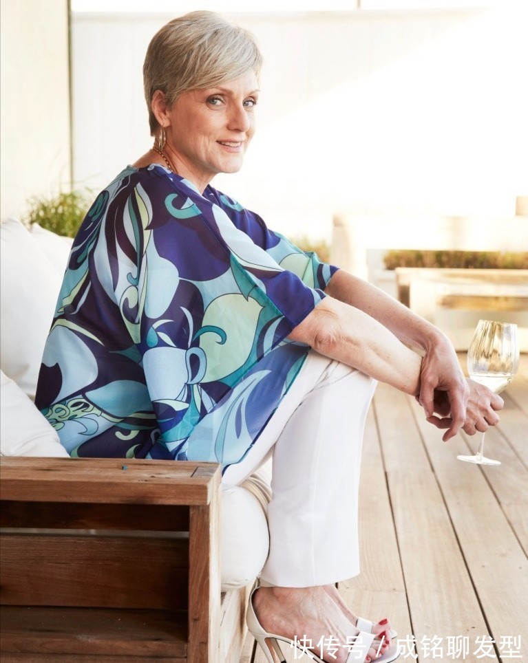 老年人|论穿搭就服这位62岁的奶奶，越老越有魅力，行走中的穿搭教科书