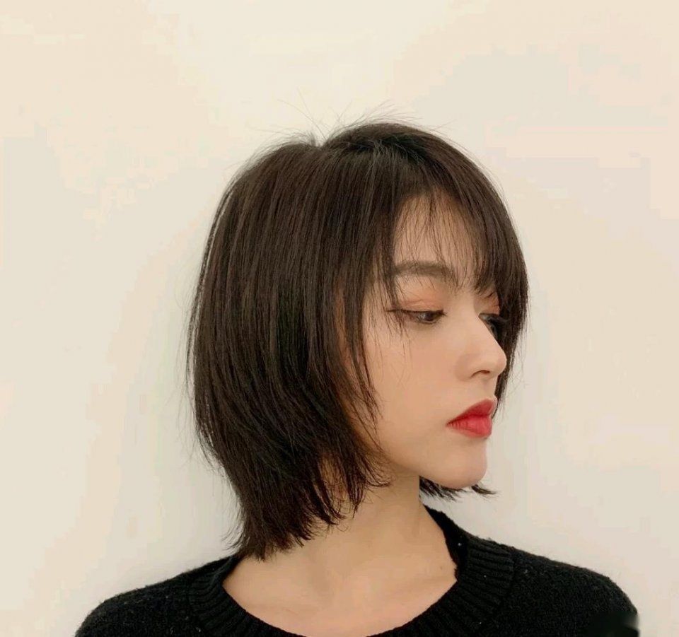 女孩子 波波头早就时时髦了,当今盛行“档次发型”,清新风凉还显脸小