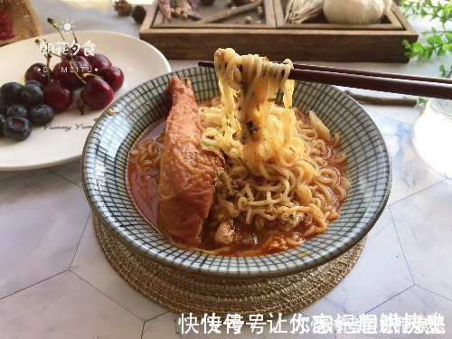 老奶奶|泡面究竟是泡着吃？还是煮着吃？看一卖十几年泡面的老奶奶怎么做