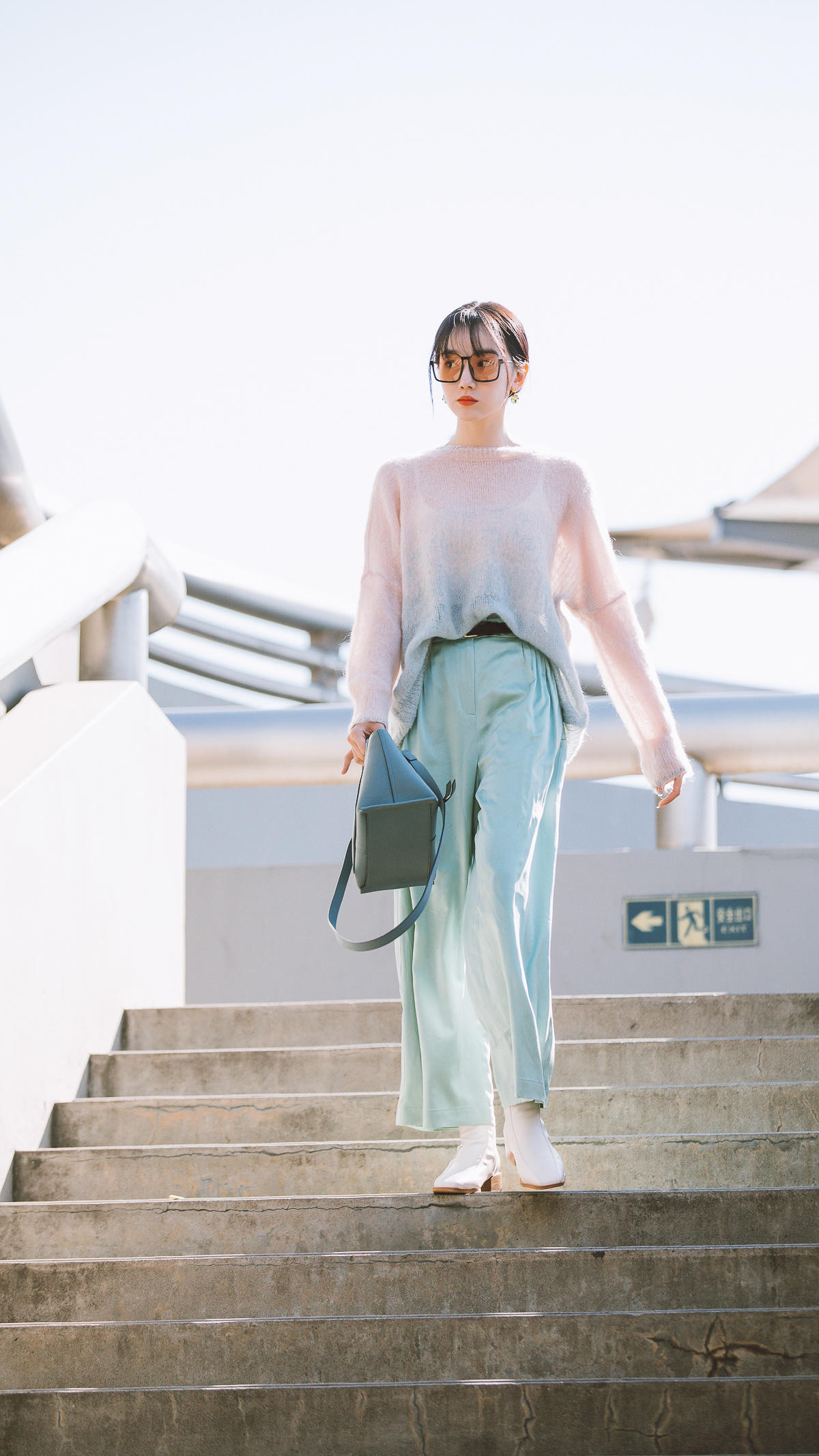 短裤|陈小纭为减龄又“费心思”了,宽松针织衫配绿色短裤,又美又耐看