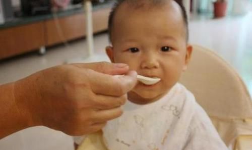 隔辈亲|奶奶坚持那样给孩子吃饭,终把孩子喂“残了”,医生怒斥太无知