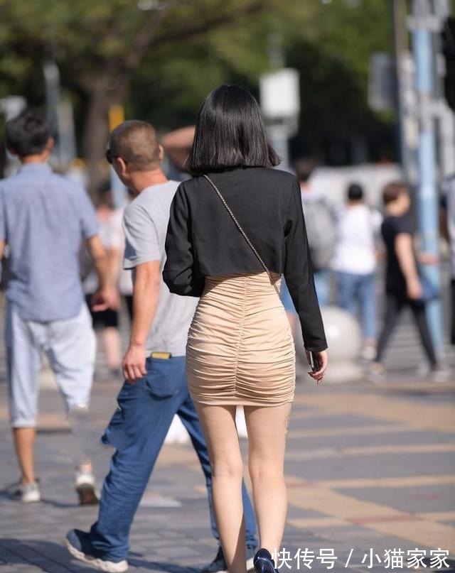 搭配 黑色上衣与粉色包臀裙搭配非常创新,美女却没有正面看!