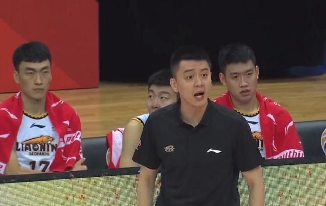 赵继伟|真怒了!杨鸣飙脏话怒吼辽篮替补,赵继伟也很生气,怒摔水瓶发泄