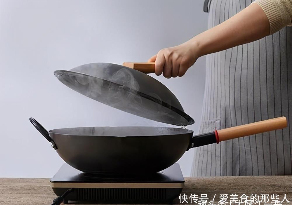  新铁锅千万别直接用火烧，教你正确开锅方法，铁锅不粘也不生锈