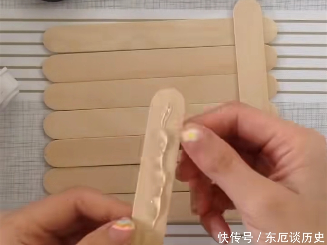 美术生有多厉害?吃完的雪糕棍不扔,在上面随便画几笔,看到成品:真秀!