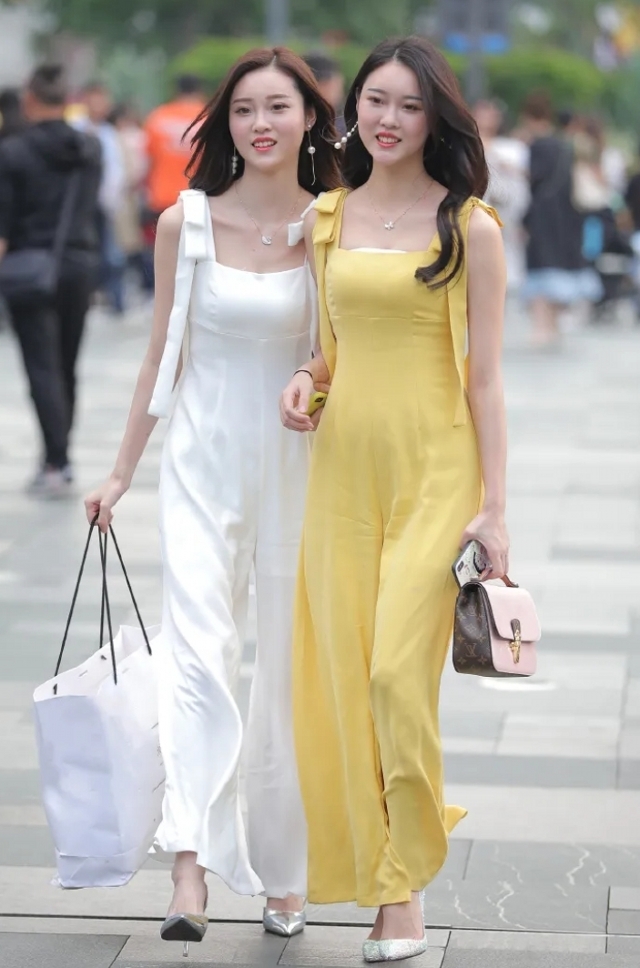 小姐姐穿着纯白色背带连衣裤,显得时尚大方